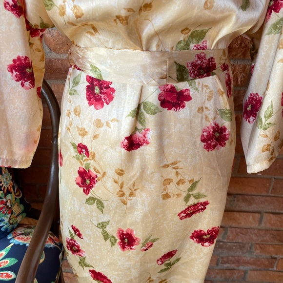 Alexandria Nicole • Medium • Floral • Gold/Red • Satin • Robe - Picture 11 of 15